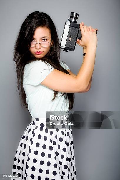 若い女性古いカメラ - ビデオカメラのストックフォトや画像を多数ご用意 - ビデオカメラ, グレー背景, 映像撮影