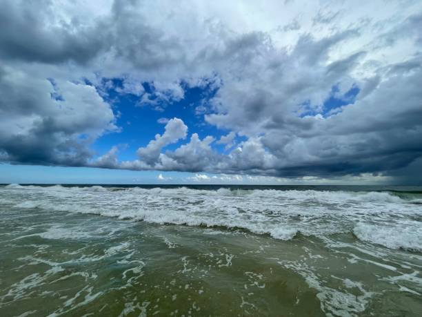 oceano nuvoloso - idler foto e immagini stock