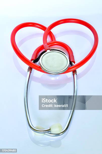 Stetoscopio A Forma Di Cuore Isolato Su Bianco - Fotografie stock e altre immagini di Accudire - Accudire, Allattare al seno - Bambino, Ascoltare