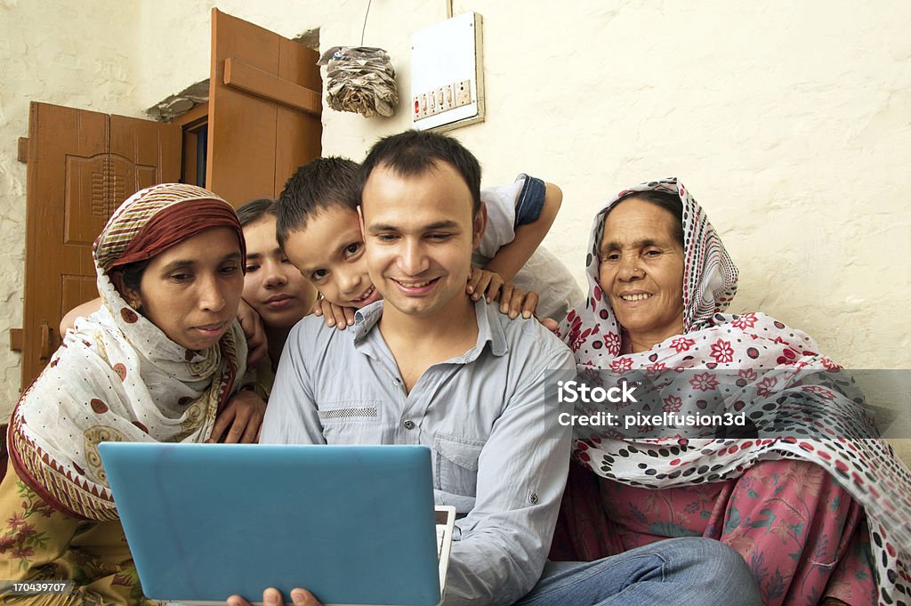 Allegra famiglia indiana tenendo portatile - Foto stock royalty-free di India