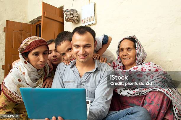 Allegra Famiglia Indiana Tenendo Portatile - Fotografie stock e altre immagini di India - India, Tecnologia, Comunità