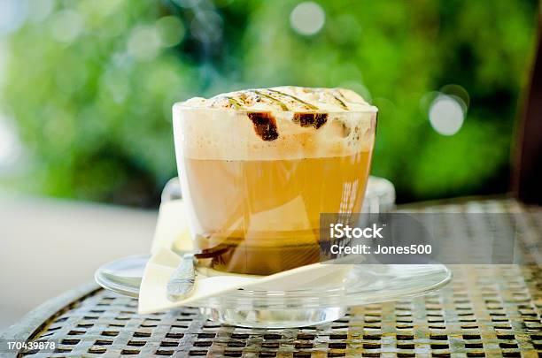 Photo libre de droit de Mocca De Café Sur La Table banque d'images et plus d'images libres de droit de Boisson - Boisson, Boisson mousseuse, Café - Boisson