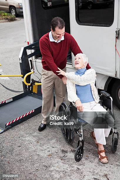 Mulher Idosa Minibus Com O Elevador Para Cadeira De Rodas - Fotografias de stock e mais imagens de Cadeira de Rodas