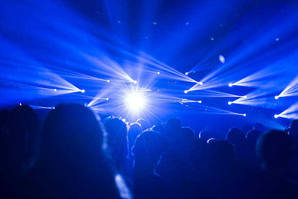 Feiern Menschenmenge mit blauen Lichter bei einem Konzert-festival – Foto