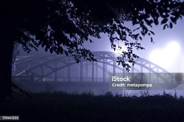 Bridge De Noche En La Niebla Foto de stock y más banco de imágenes de Aire libre - Aire libre, Esmog, Fotografía - Imágenes