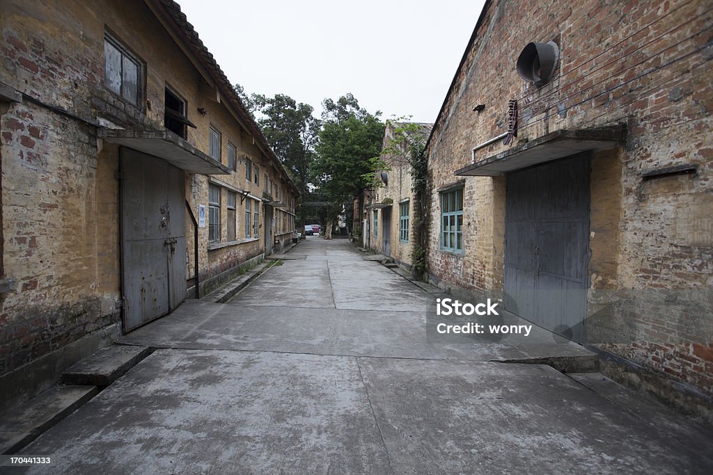 Vintage strada attraverso edifici - Foto stock royalty-free di Ambientazione esterna