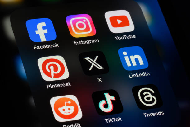 social-media-plattformen - facebook, instagram, youtube, pinterest, x, linkedin, reddit, tiktok, threads - soziales netzwerk stock-fotos und bilder