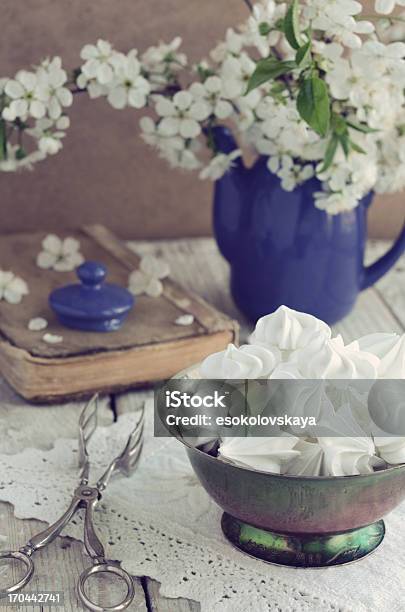 Photo libre de droit de Style Vintage Décoration De Meringue Et Baisers Et Des Fleurs De Cerisier banque d'images et plus d'images libres de droit de D'autrefois