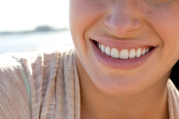 nahaufnahme lächeln - beauty in nature women beautiful human teeth stock-fotos und bilder