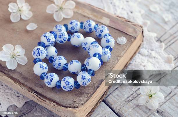 Dos Blanco Y Azul Bracelets En Libro Vintage Foto de stock y más banco de imágenes de Accesorio personal - Accesorio personal, Acostado, Anticuado