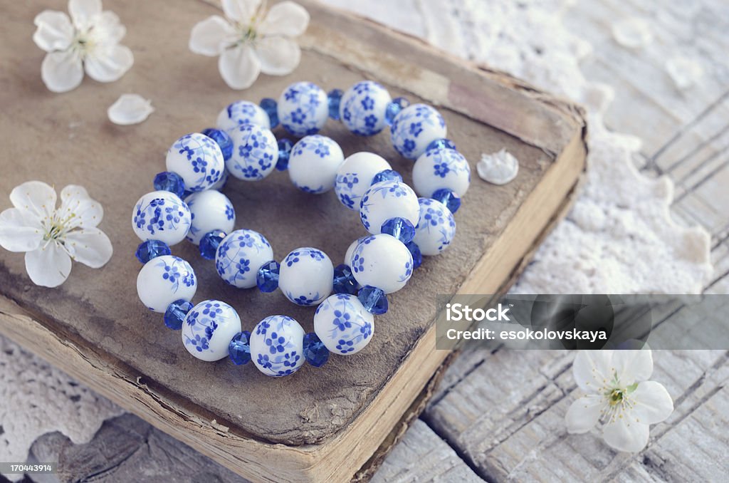 Deux bracelets de blanc et de bleu sur un livre vintage - Photo de Accessoire libre de droits