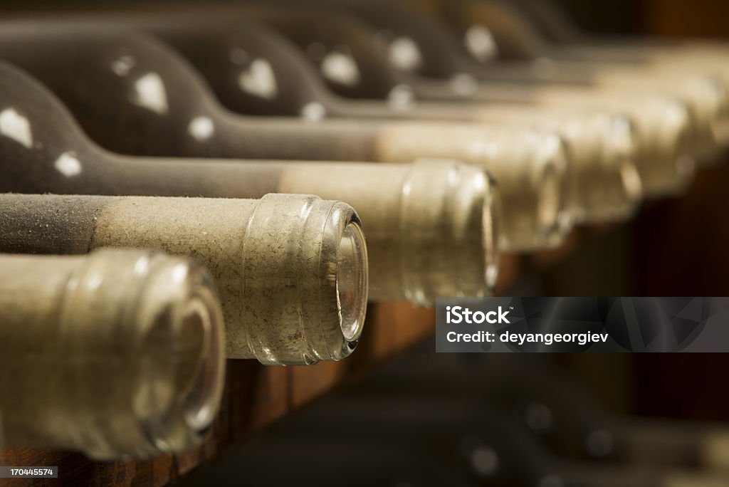 Botellas de vino en estante - Foto de stock de Amarillo - Color libre de derechos