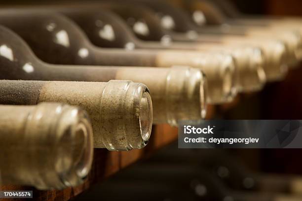 Botellas De Vino En Estante Foto de stock y más banco de imágenes de Amarillo - Color - Amarillo - Color, Bajo tierra, Bebida