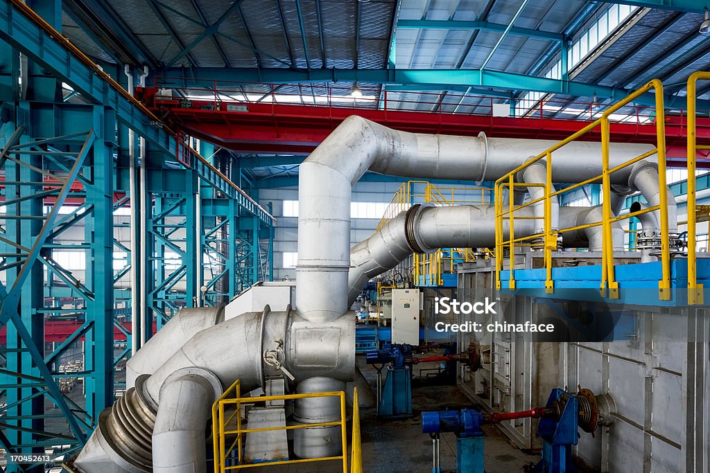 Zona Industrial, dutos e cabos de aço em uma planta - Foto de stock de Cano d'água royalty-free