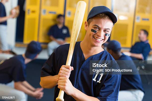 Feliz High School Atleta En El Vestuario Antes De Partido De Béisbol Foto de stock y más banco de imágenes de Béisbol