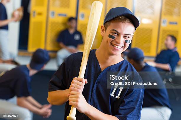 Felice Scuola Atleta In Spogliatoio Prima Partita Di Baseball - Fotografie stock e altre immagini di Baseball