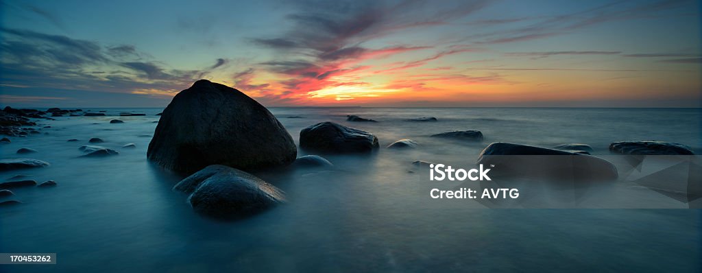 Rugen 島の海の景色を背景に、大きなケープ Arkona の夕暮れ - 岩のロイヤリティフリーストックフォト