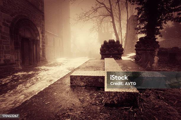 Antigua Monasterio En Niebla Durante El Invierno Foto de stock y más banco de imágenes de Abadía - Abadía, Aislado, Alemania