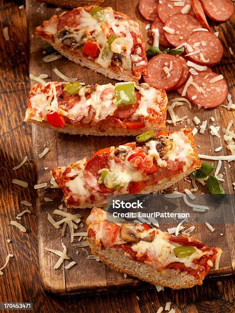 Deluxefladenbrotpizza Stockfoto und mehr Bilder von Pizza - Pizza, Baguette, Ansicht aus erhöhter Perspektive