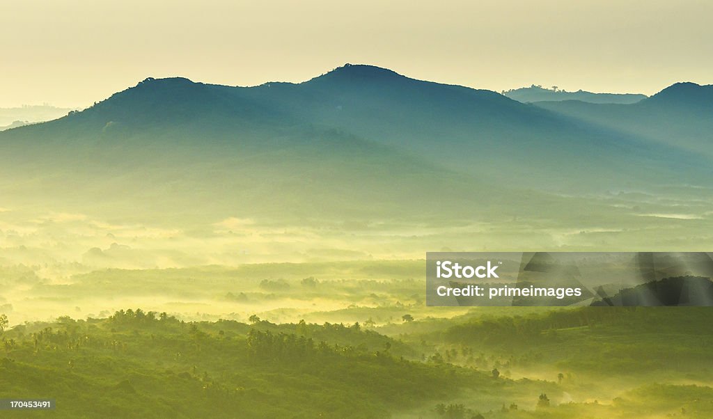 Hermoso amanecer en misty mañana a las montañas. - Foto de stock de Country libre de derechos