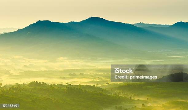 Hermoso Amanecer En Misty Mañana A Las Montañas Foto de stock y más banco de imágenes de Country - Country, Aire libre, Ajardinado