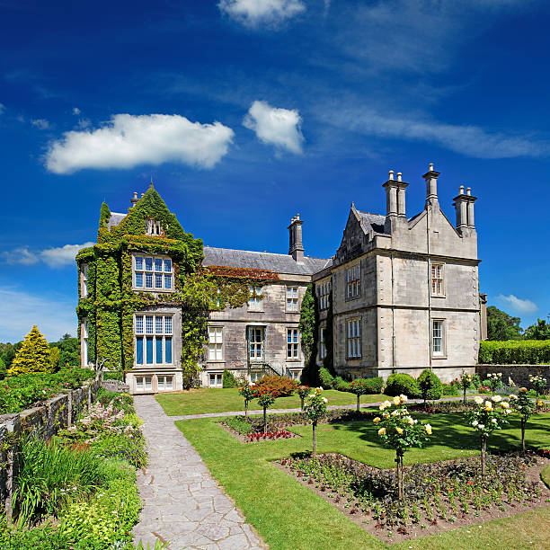 manoir de style tudor en irlande - ornamental garden europe flower bed old fashioned photos et images de collection