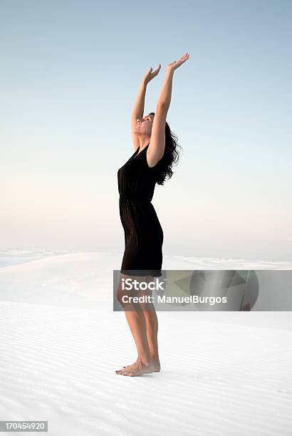 Mulher Olhando Para O Céu - Fotografias de stock e mais imagens de Mulheres - Mulheres, Perfil - Vista Lateral, Só Mulheres