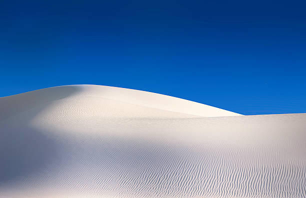 proste białe sand dunes - desert new mexico sand white sands national monument zdjęcia i obrazy z banku zdjęć