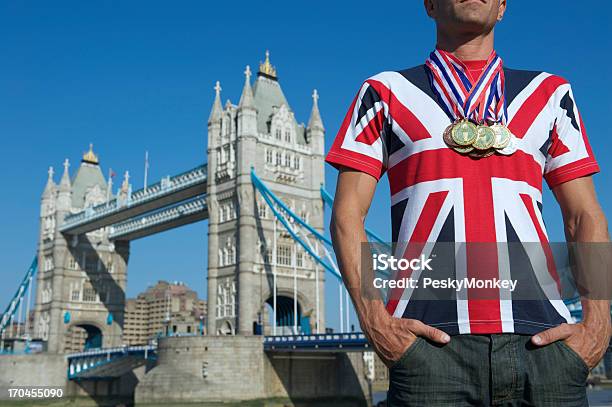 Mann Im Union Jack Steht Im Tower Bridge Mit Medaillen Stockfoto und mehr Bilder von Britische Flagge