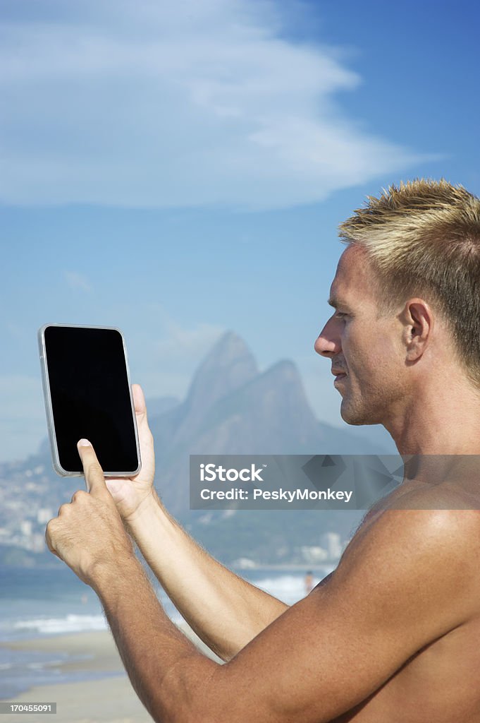 Turysta za pomocą cyfrowego tabletu w Rio de Janeiro, Brazylia - Zbiór zdjęć royalty-free (Badanie)