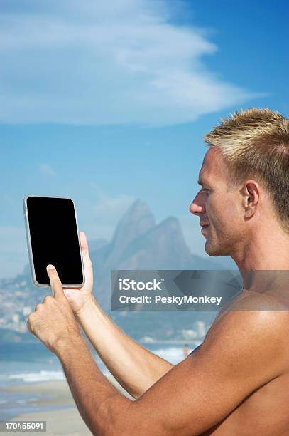 Foto de Turistas Usando Tablet Digital No Rio De Janeiro Brasil e mais fotos de stock de Adulto