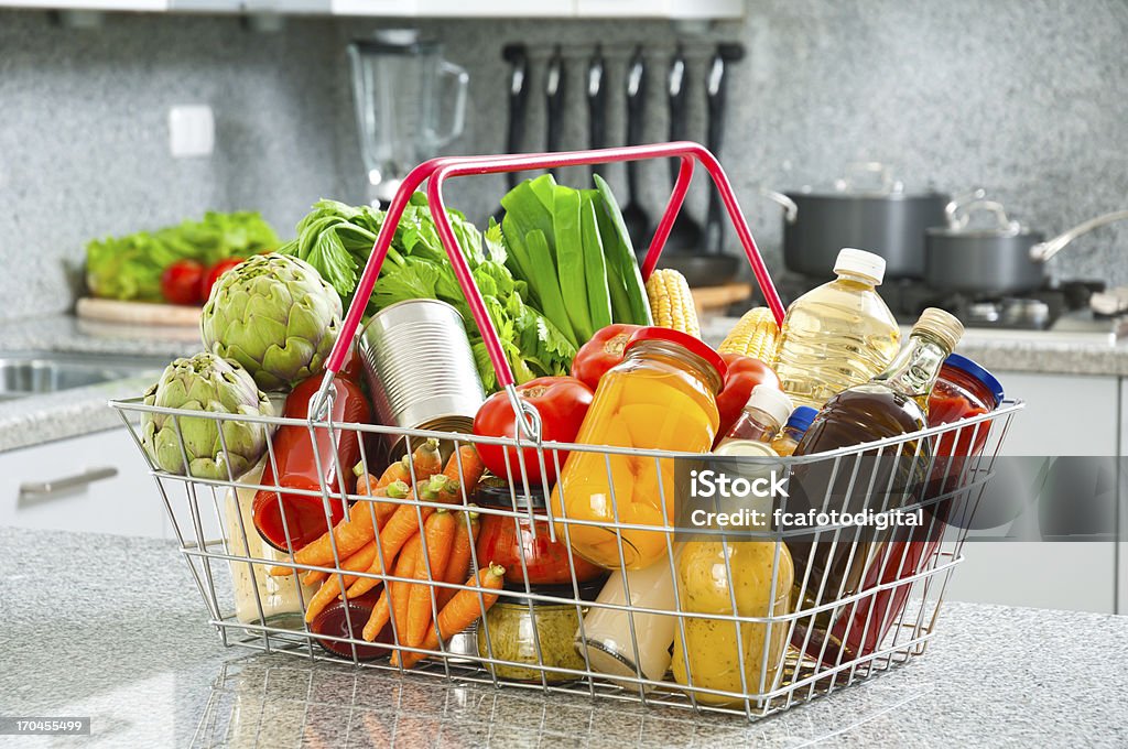 Carrello pieno di Prodotti per drogherie scatto sul bancone della cucina - Foto stock royalty-free di Cesta per la spesa