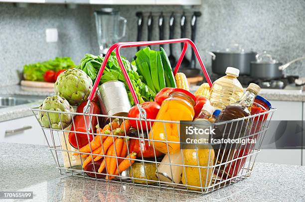 Carrello Pieno Di Prodotti Per Drogherie Scatto Sul Bancone Della Cucina - Fotografie stock e altre immagini di Cesta per la spesa