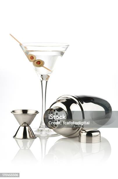 Photo libre de droit de Cocktail Martini Shaker Et Mesureur Sur Fond Blanc Réfléchissant banque d'images et plus d'images libres de droit de Shaker à cocktail