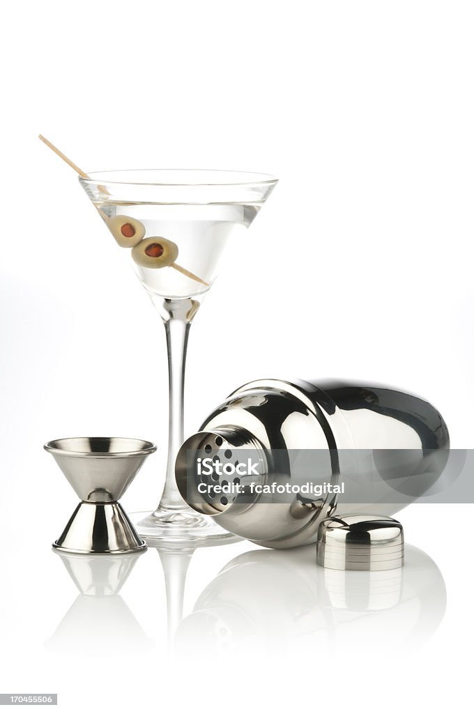 Martini Cocktail, Shaker e com a xícara em fundo branco reflexivo - Foto de stock de Coqueteleira royalty-free