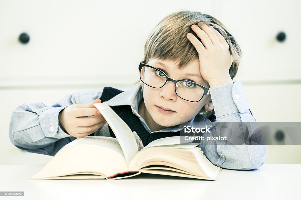 Mały chłopiec czyta książkę - Zbiór zdjęć royalty-free (4 - 5 lat)