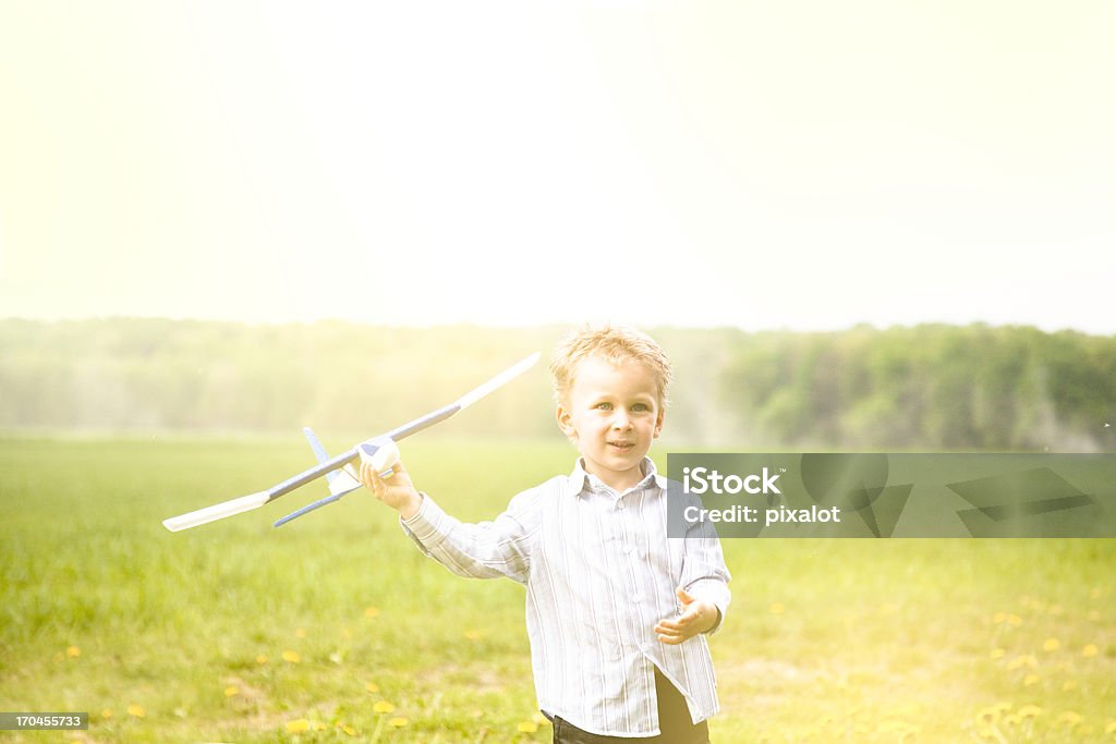 少年、モデルエアプレーン - 2歳から3歳のロイヤリティフリーストックフォト
