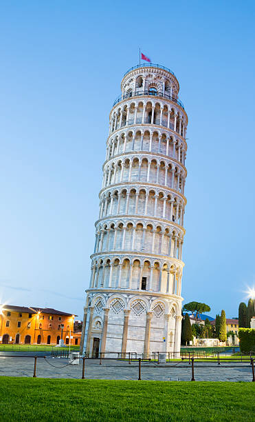 schiefer turm von pisa in der dämmerung, toskana, italien - pisa stock-fotos und bilder