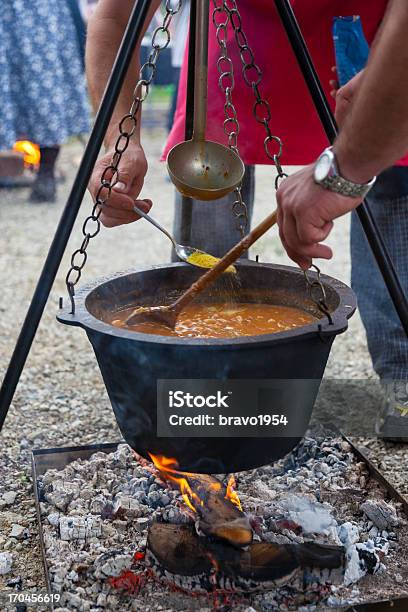 Cucinare In Bollitore - Fotografie stock e altre immagini di Ambientazione esterna - Ambientazione esterna, Bollente, Bollitore