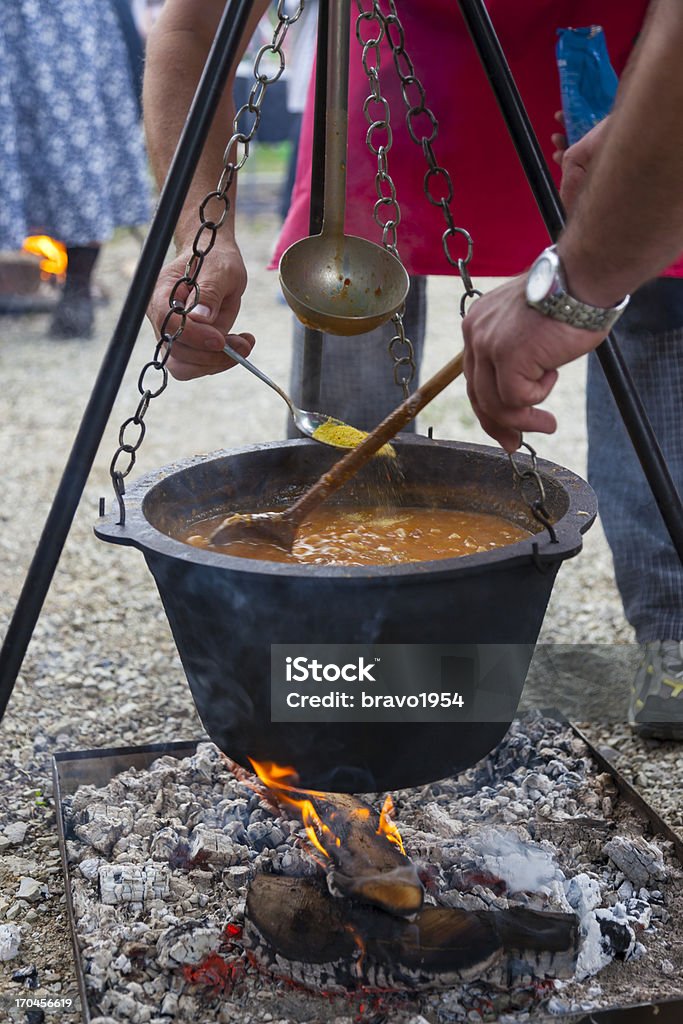 Culinária em chaleira - Foto de stock de Acampar royalty-free