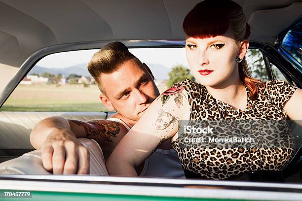 Piękne Rockabilly Para - zdjęcia stockowe i więcej obrazów Mężczyźni - Mężczyźni, Samochód, Tatuaż