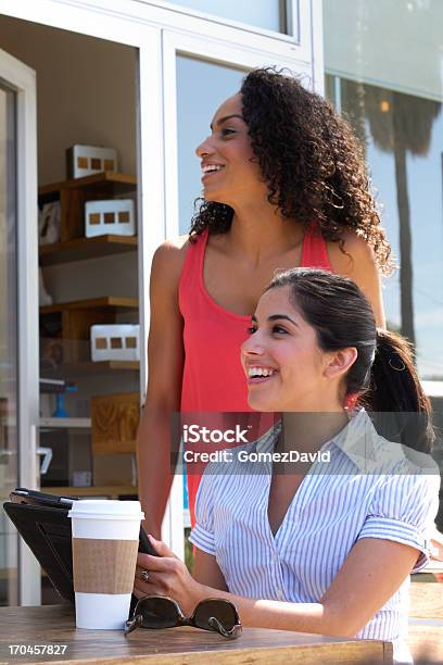 Foto de Duas Atraente Jovem Mulher Na Mesa De Café e mais fotos de stock de 20 Anos - 20 Anos, Adulto, Afro-americano