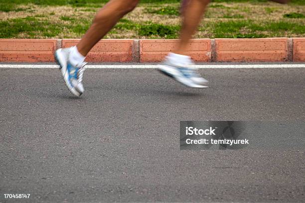 Corredor De Maratona - Fotografias de stock e mais imagens de Correr - Correr, Desfocado - Focagem, Movimento Desfocado