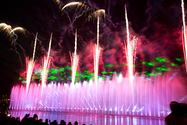 mostrar a fonte e fogos de artifício - laser firework display performance showing imagens e fotografias de stock