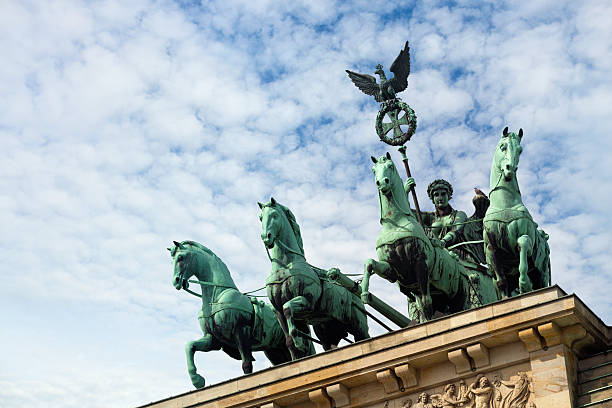 brandenburg gate sculpture - berlin germany brandenburg gate germany monument fotografías e imágenes de stock