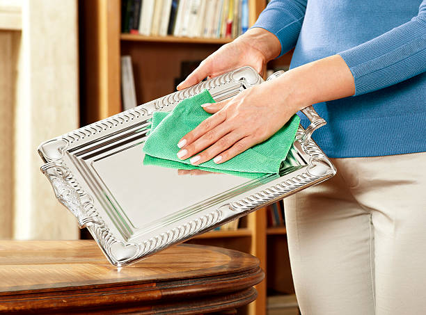mujer limpieza cubiertos - serving tray silver plate fotografías e imágenes de stock