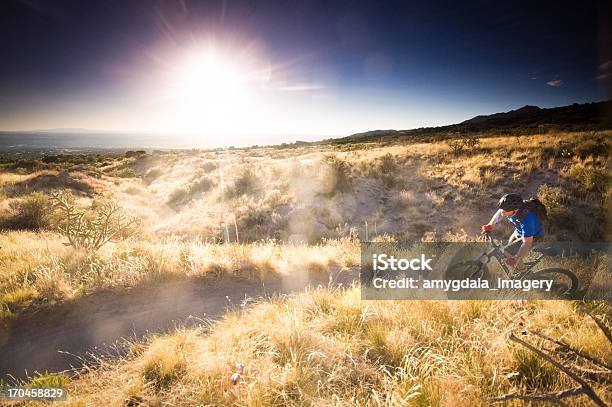 Foto de Mountain Biking Sol e mais fotos de stock de Mountain Bike - Bicicleta - Mountain Bike - Bicicleta, Novo México, Adulto