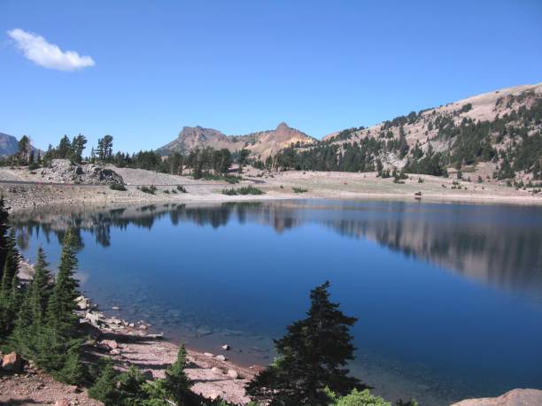 lake helen, lassen volcanic national park - mt lassen imagens e fotografias de stock