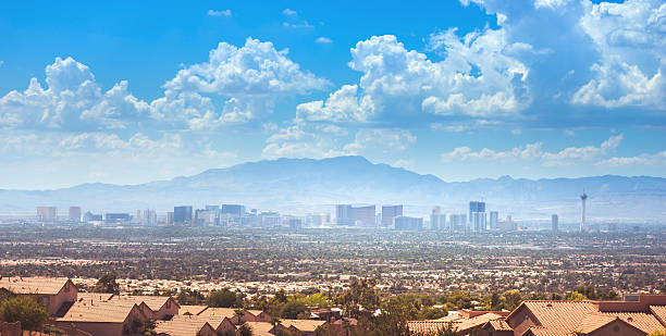 ラスベガスの街の眺め - las vegas metropolitan area skyline cityscape the las vegas strip ストックフォトと画像