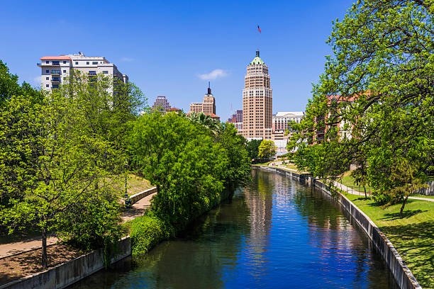 riverwalk em san antonio, texas o horizonte de passagem ao longo do canal cênico park - building exterior urban scene cityscape clear sky - fotografias e filmes do acervo